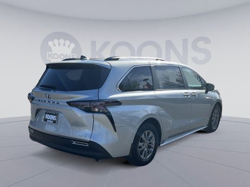 Used 2023 Toyota Sienna LE image 16