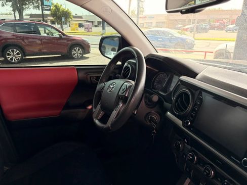 Used 2020 Toyota Tacoma SR5 AWD/4WD image 18