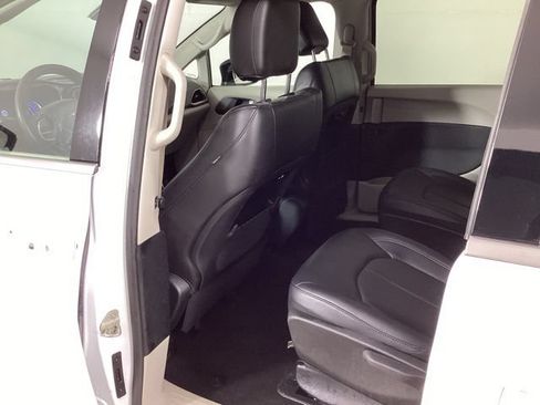 Used 2024 Chrysler Pacifica Limited FWD image 21