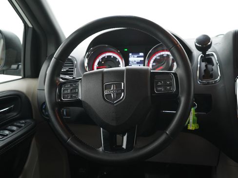 Used 2019 Dodge Grand Caravan SXT w/ Rear Park Assist Package FWD image 15