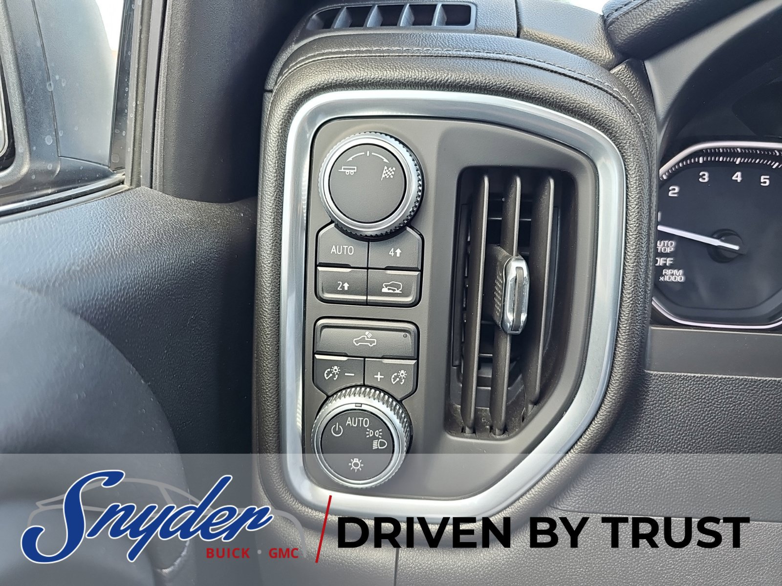 Used 2019 GMC Sierra 1500 SLE w/ SLE Value Package AWD/4WD image 17