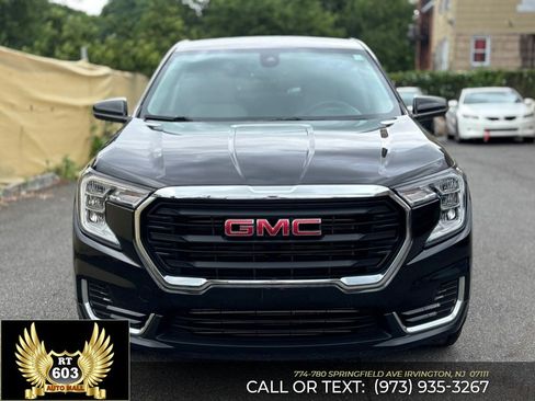 Used 2024 GMC Terrain SLE FWD image 2