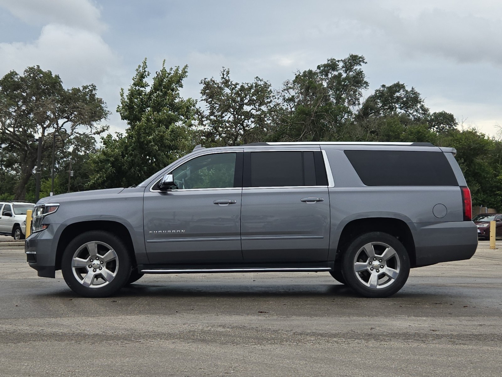 Used 2020 Chevrolet Suburban Premier RWD image 2