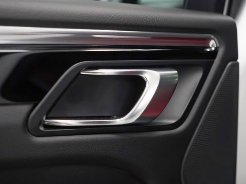 Used 2025 Porsche Macan image 15