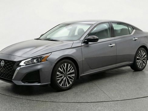 Used 2025 Nissan Altima 2.5 SV image 3