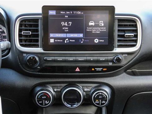 Used 2022 Hyundai Venue SEL image 15