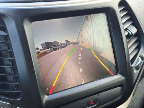 Used 2017 Jeep Cherokee Latitude w/ Cold Weather Group image 12