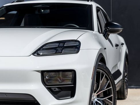 Certified 2025 Porsche Macan Electric RWD image 17