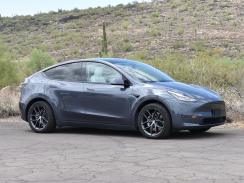 Used 2023 Tesla Model Y 2WD image 3
