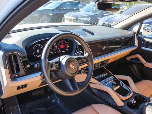 Used 2025 Porsche Cayenne image 17