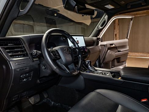 Used 2025 Lexus GX 550 image 17