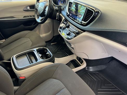 Used 2021 Chrysler Pacifica Touring w/ Uconnect Theater Family Group FWD image 19