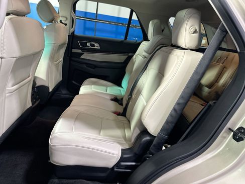 Used 2017 Ford Explorer Platinum image 36