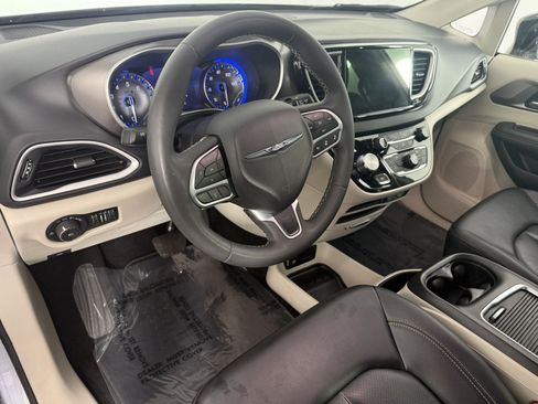 Used 2024 Chrysler Pacifica Touring-L FWD image 17