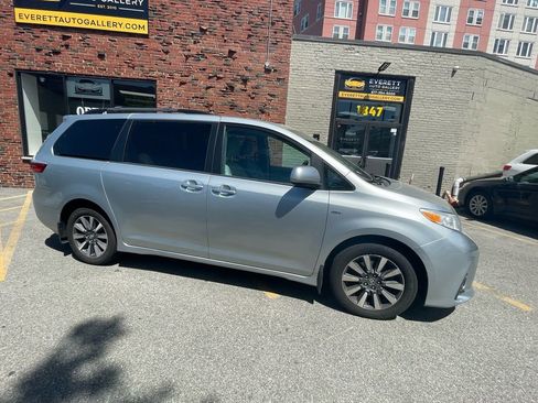 Used 2019 Toyota Sienna XLE w/ XLE Navigation Package AWD/4WD image 2