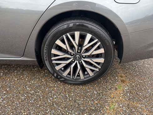 Used 2024 Nissan Altima 2.5 SV image 9