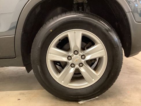 Used 2022 Chevrolet Trax LS w/ Tint and Cruise Package AWD/4WD image 25