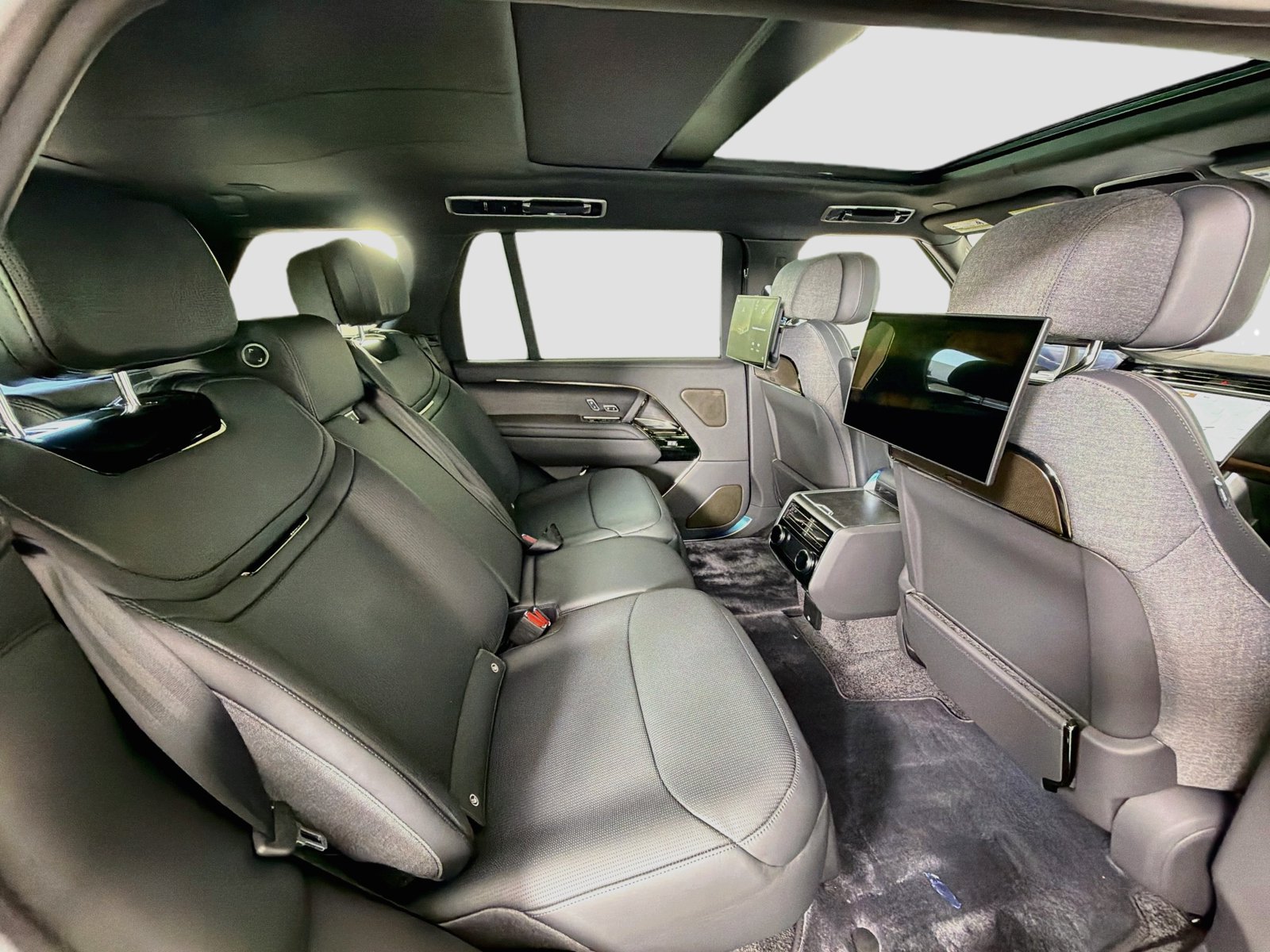 New 2026 Land Rover Range Rover SV AWD/4WD image 31