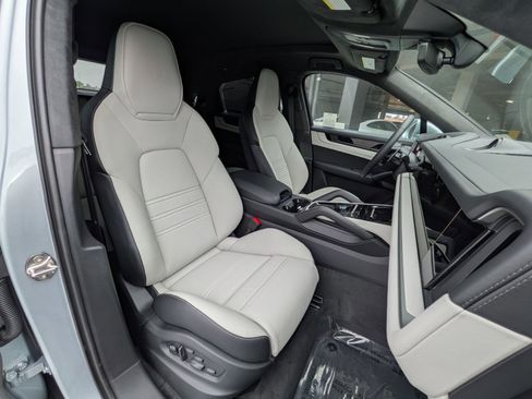 New 2025 Porsche Cayenne Turbo image 25
