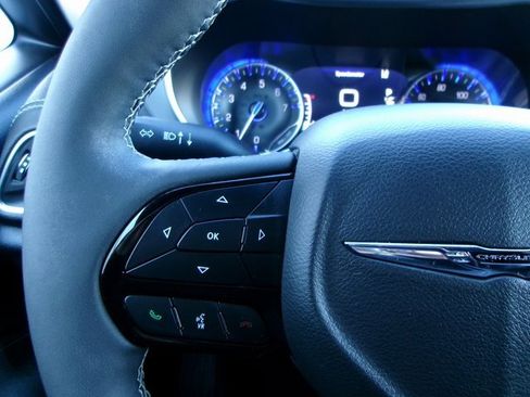 Used 2025 Chrysler Pacifica Limited image 10