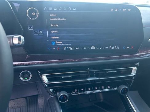 Used 2024 Chevrolet Traverse RS image 18