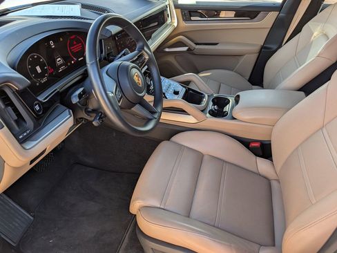 Used 2024 Porsche Cayenne image 11