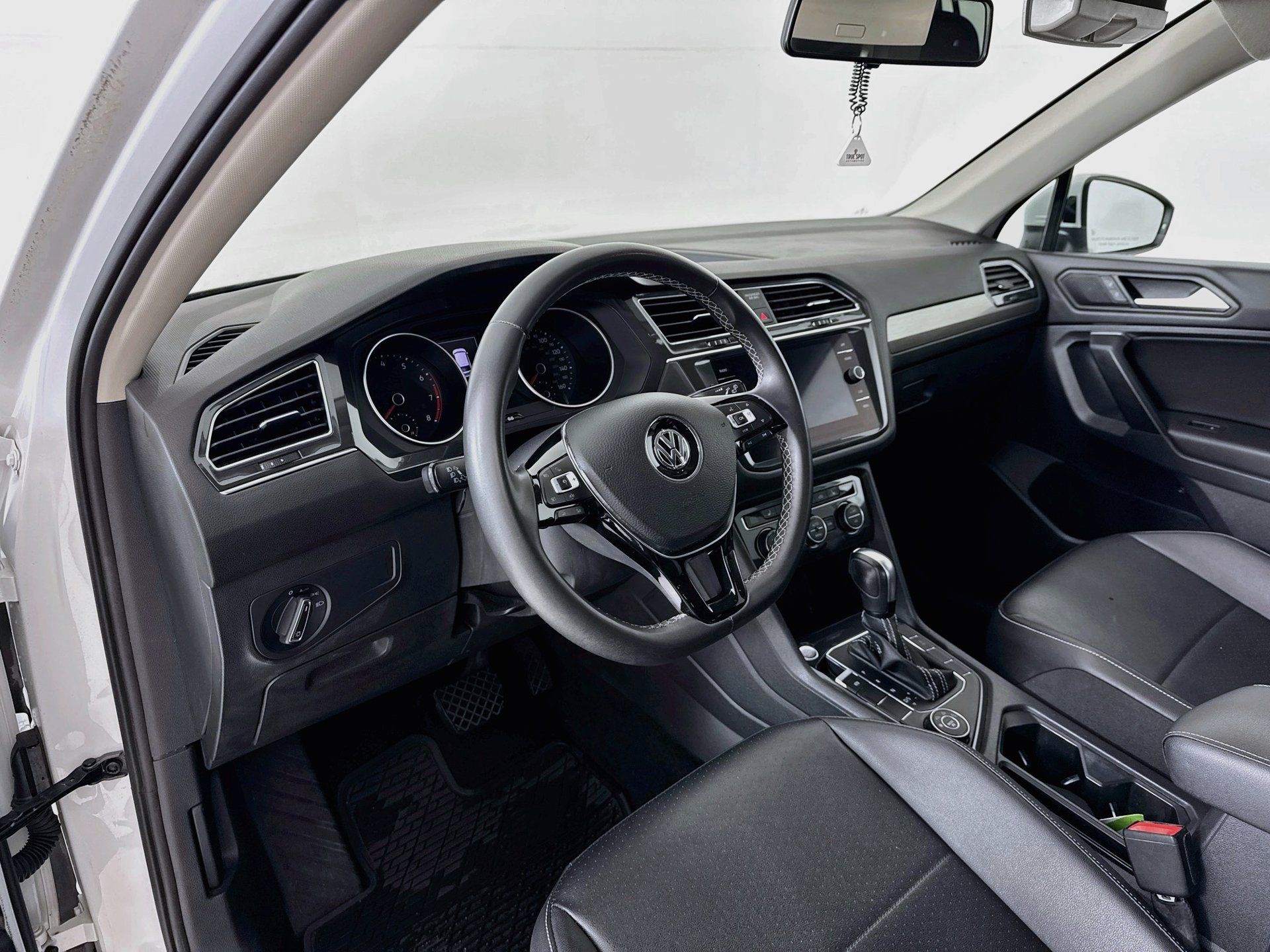 Used 2021 Volkswagen Tiguan SE AWD/4WD image 10