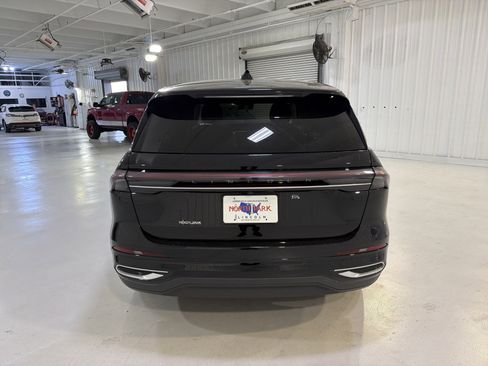 Used 2025 Lincoln Nautilus Premier image 4