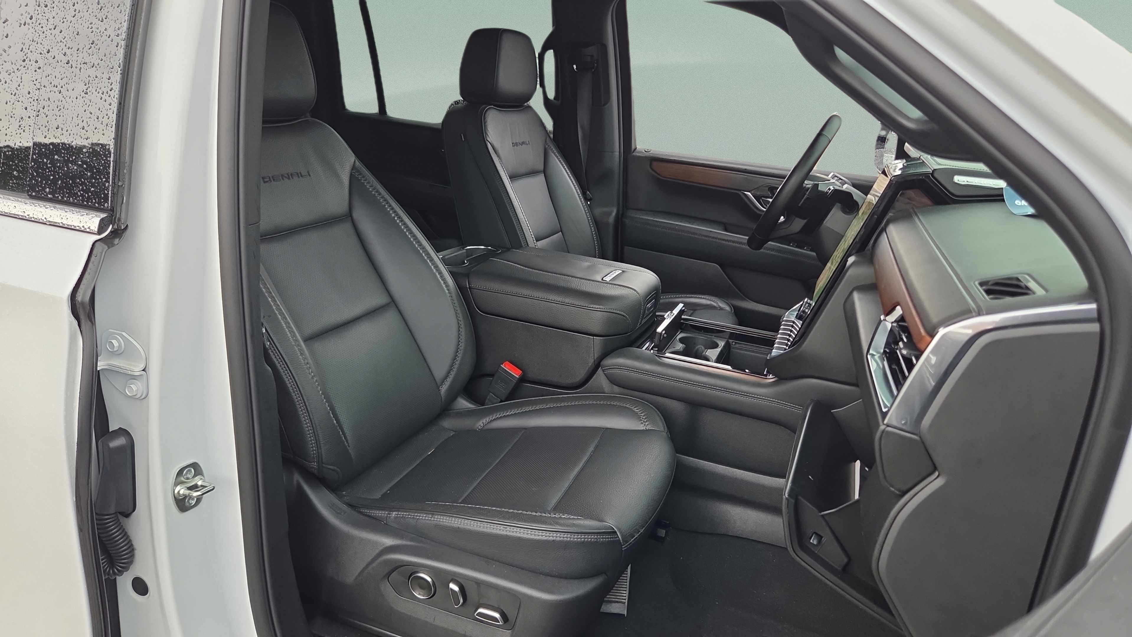 Used 2025 GMC Yukon XL Denali AWD/4WD image 19