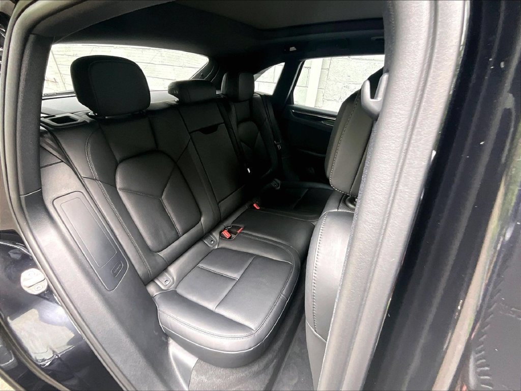 Certified 2025 Porsche Macan AWD/4WD image 21