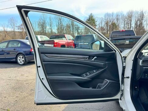 Used 2019 Honda Accord EX image 9
