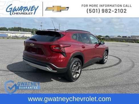 Used 2025 Chevrolet Trax LT w/ LT Convenience Package FWD image 5