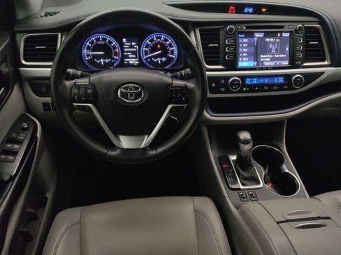 Used 2019 Toyota Highlander XLE FWD image 22