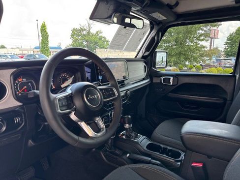 Used 2024 Jeep Wrangler Unlimited Sahara AWD/4WD image 10