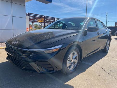 New 2025 Hyundai Elantra SE image 2