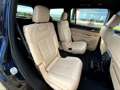 Used 2023 Jeep Grand Cherokee L Limited w/ Luxury Tech Group II AWD/4WD image 20