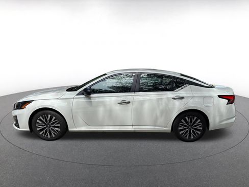 Used 2025 Nissan Altima 2.5 SV FWD image 8