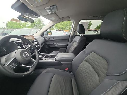 Certified 2025 Nissan Pathfinder SV FWD image 8