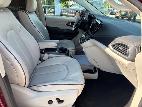 Used 2017 Chrysler Pacifica Limited w/ UConnect Theater Package FWD image 27
