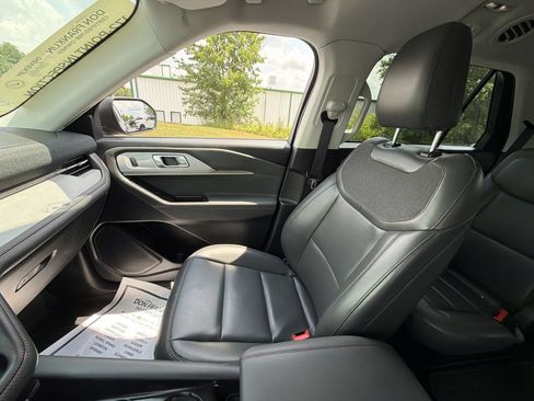Used 2025 Ford Explorer Active w/ Active Comfort Package AWD/4WD image 11