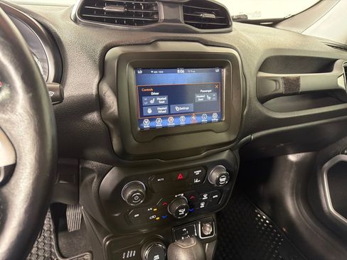 Used 2021 Jeep Renegade Latitude w/ Convenience Group AWD/4WD image 17