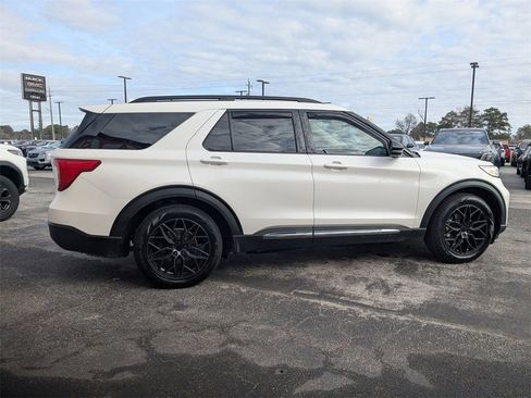 Used 2022 Ford Explorer XLT w/ Equipment Group 202A image 5