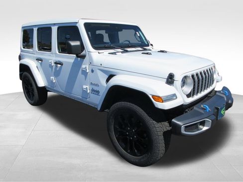 Used 2024 Jeep Wrangler Unlimited Sahara w/ Technology Group AWD/4WD image 7