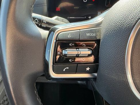 Used 2025 Kia Carnival EX FWD image 16