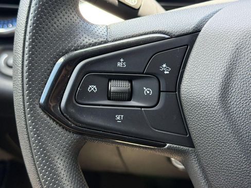 Used 2025 Chevrolet Trax LT FWD image 17