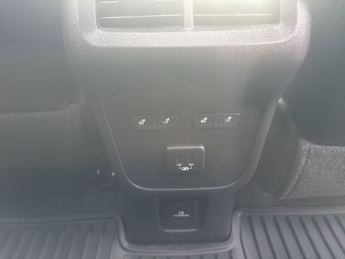 Used 2023 Chevrolet Equinox Premier image 11