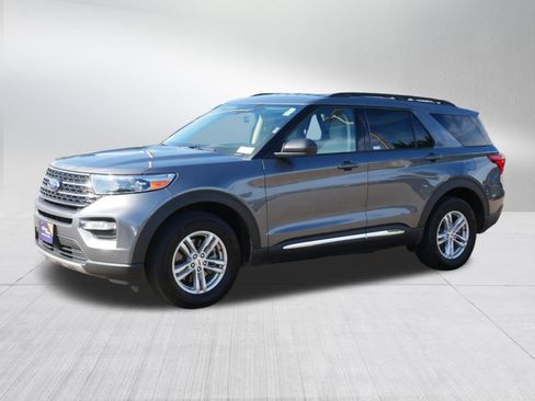 Used 2023 Ford Explorer XLT w/ Equipment Group 202A AWD/4WD image 3