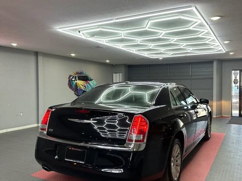 Used 2013 Chrysler 300 RWD image 6