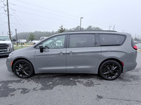 Used 2025 Chrysler Pacifica Limited FWD image 5