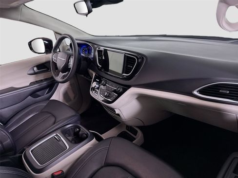 Used 2024 Chrysler Pacifica Touring-L FWD image 22